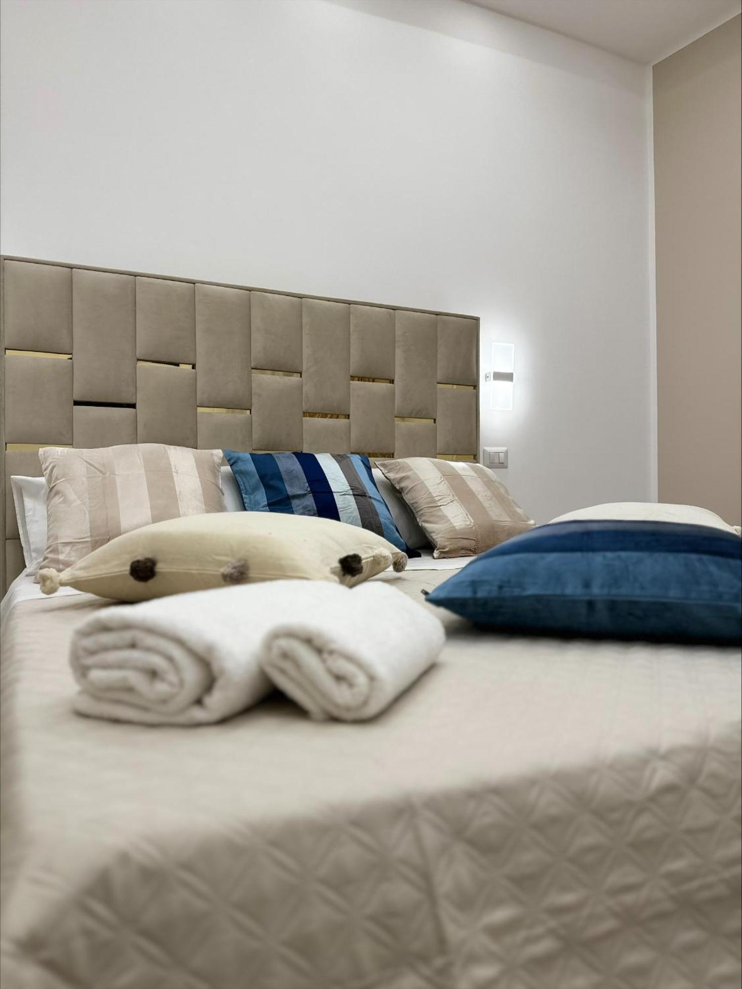 Matthias Luxury House Hotel Catania Bagian luar foto