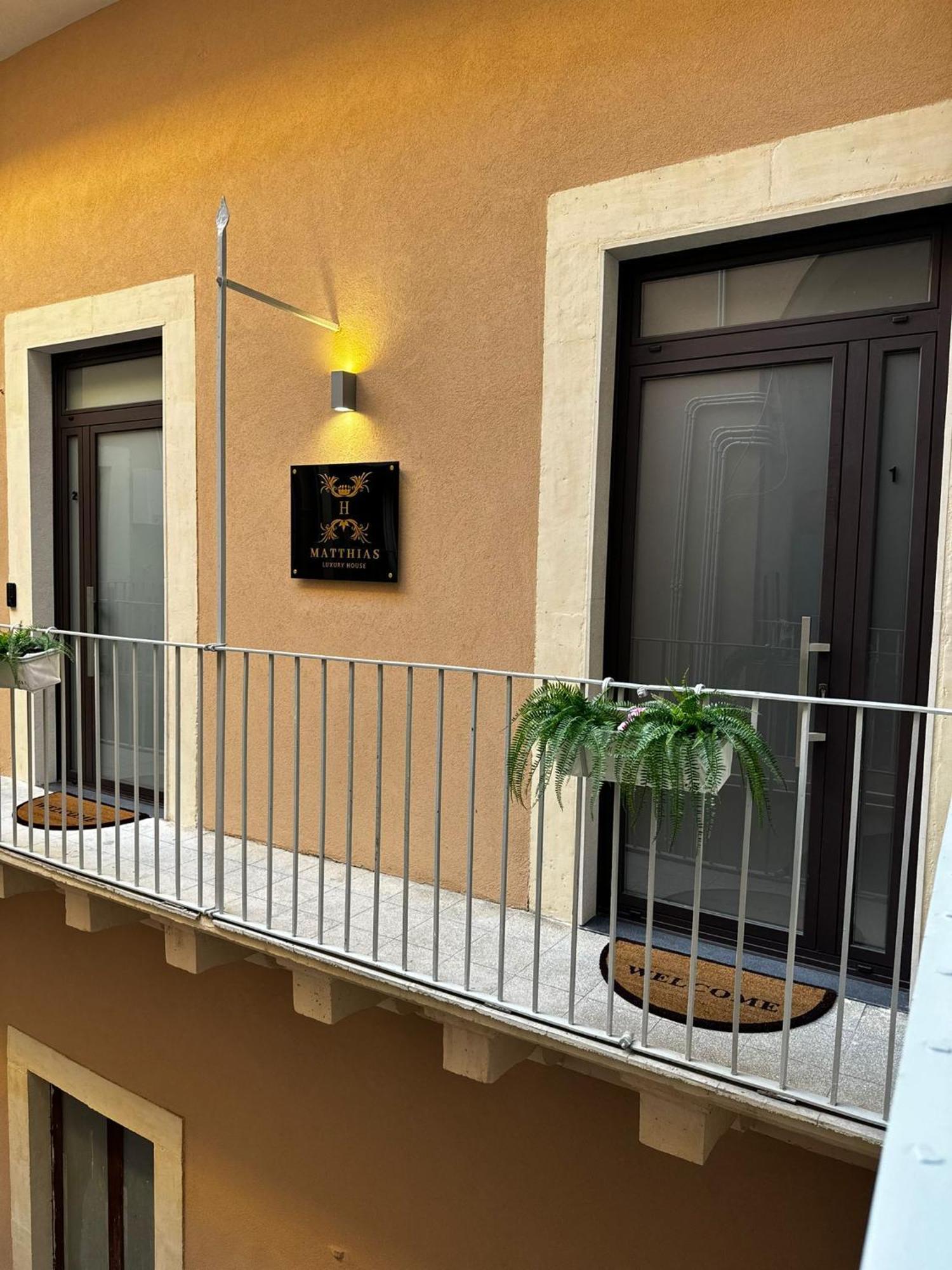 Matthias Luxury House Hotel Catania Bagian luar foto